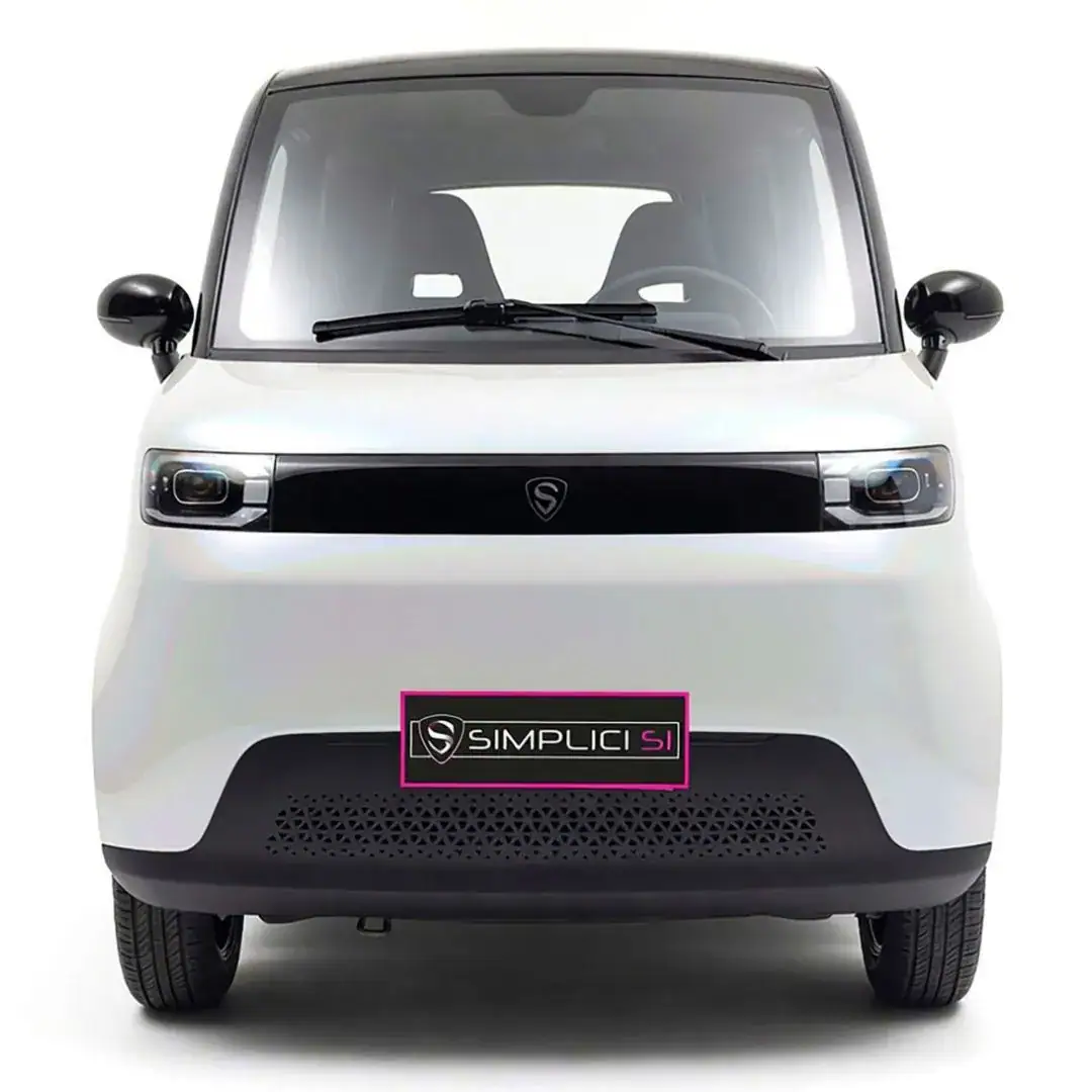 Location Simplici S1 – voiture sans permis électrique en Île-de-France – vue de trois quarts avant blanche, autre angle