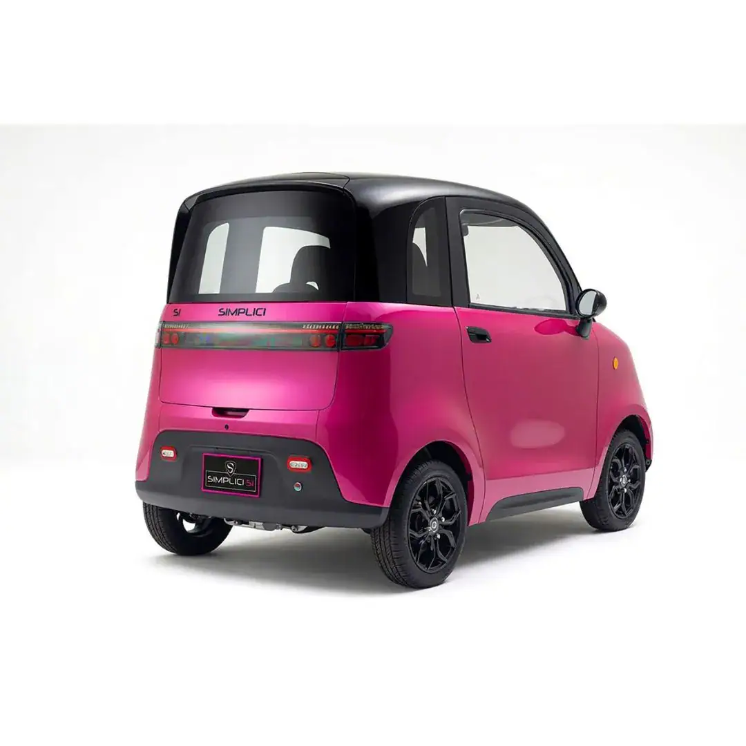 SIMPLICI S1 rose – voiture sans permis électrique – vue de trois quarts avant en studio