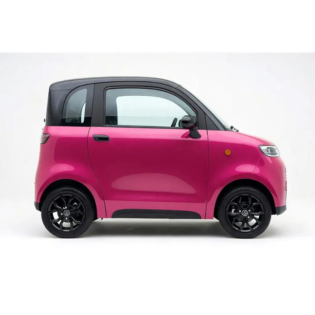 SIMPLICI S1 rose – voiture sans permis électrique – vue de trois quarts arrière