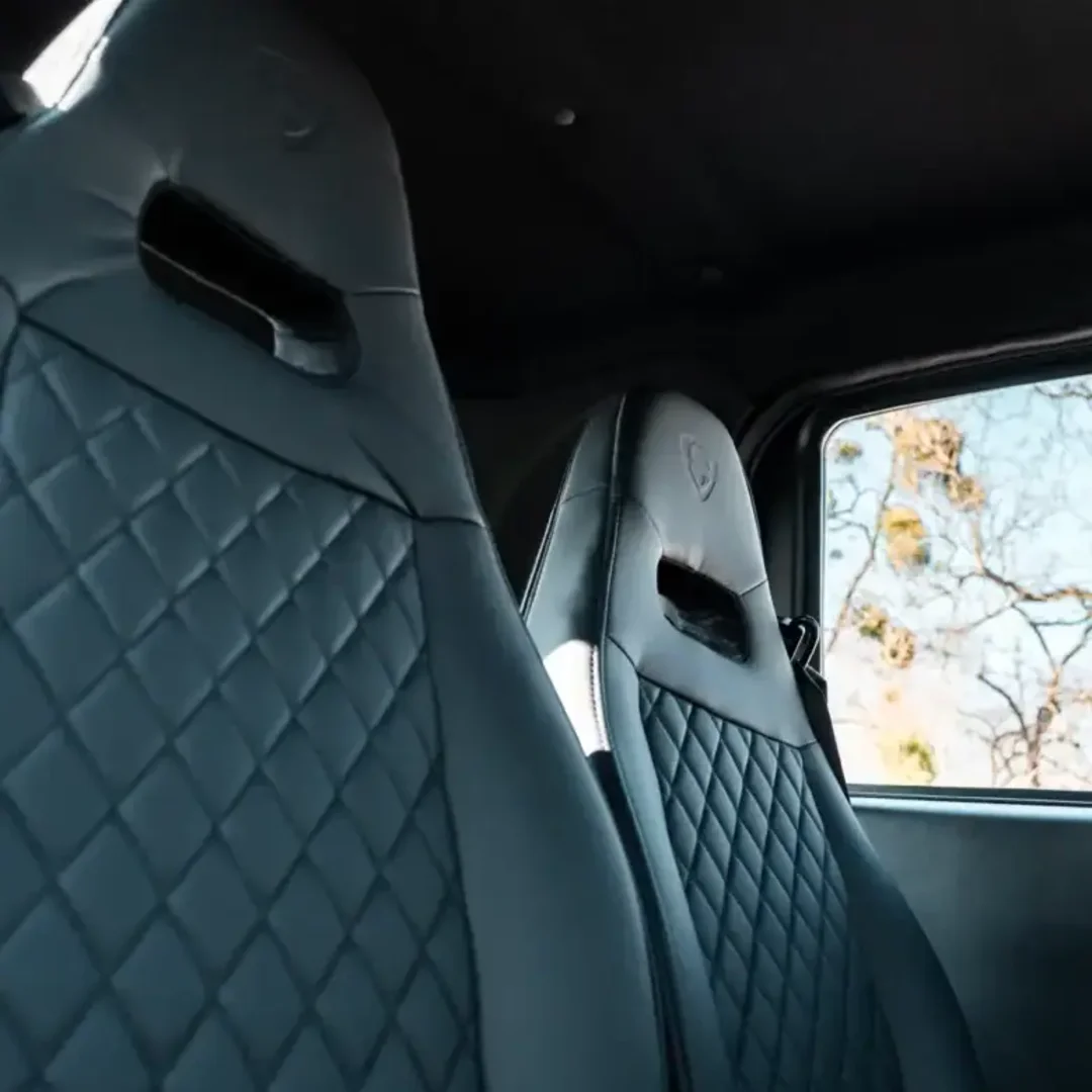 Location Simplici S1 – voiture sans permis électrique en Île-de-France – détail siège matelassé