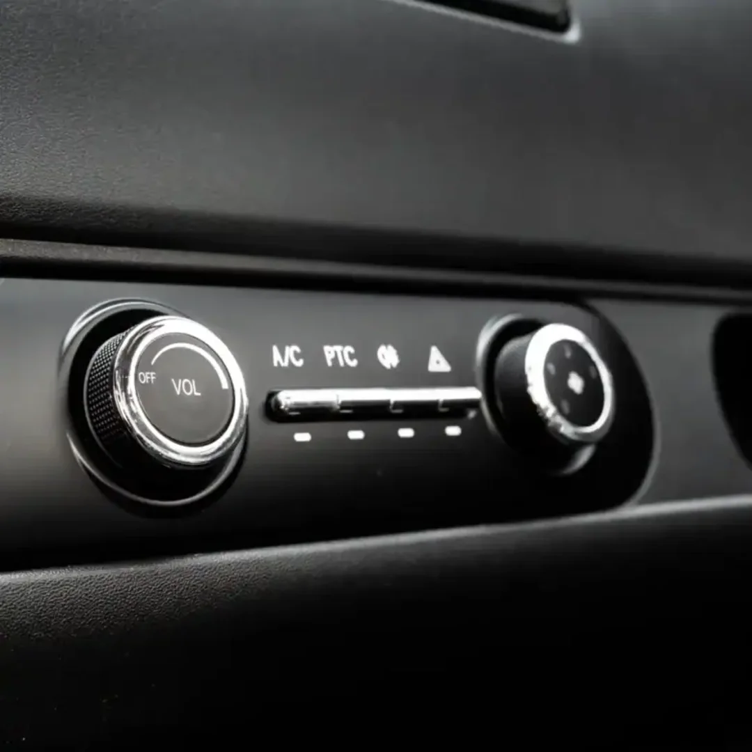 Location Simplici S1 – voiture sans permis électrique en Île-de-France – détail commandes de climatisation