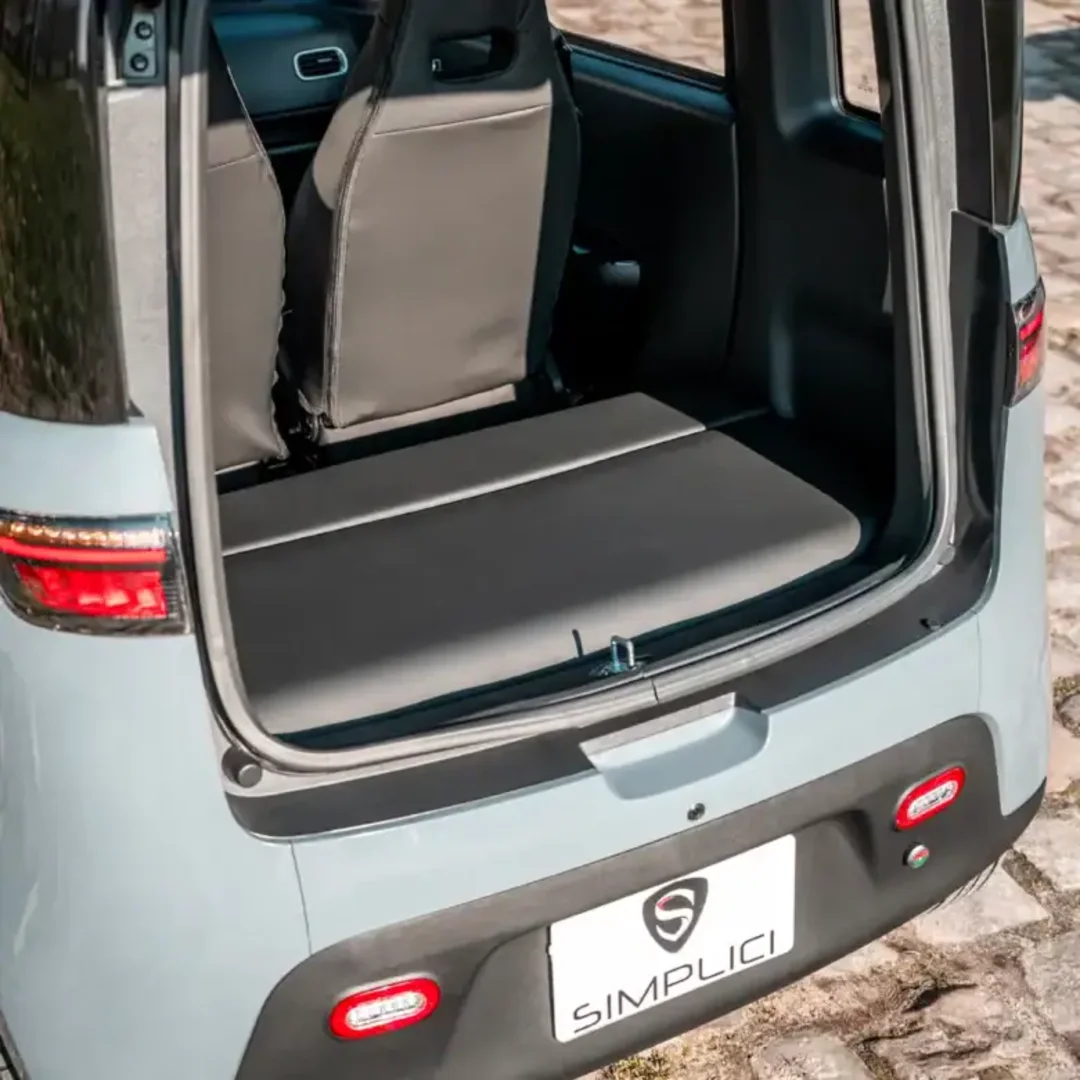 Location Simplici S1 – voiture sans permis électrique en Île-de-France – coffre arrière ouvert