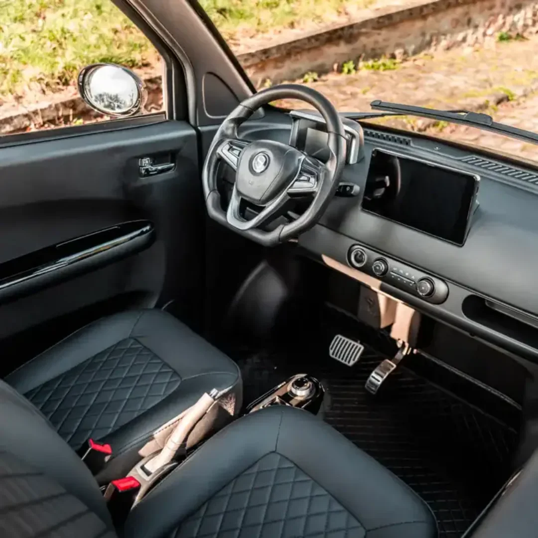 Location Simplici S1 – voiture sans permis électrique en Île-de-France – volant et tableau de bord