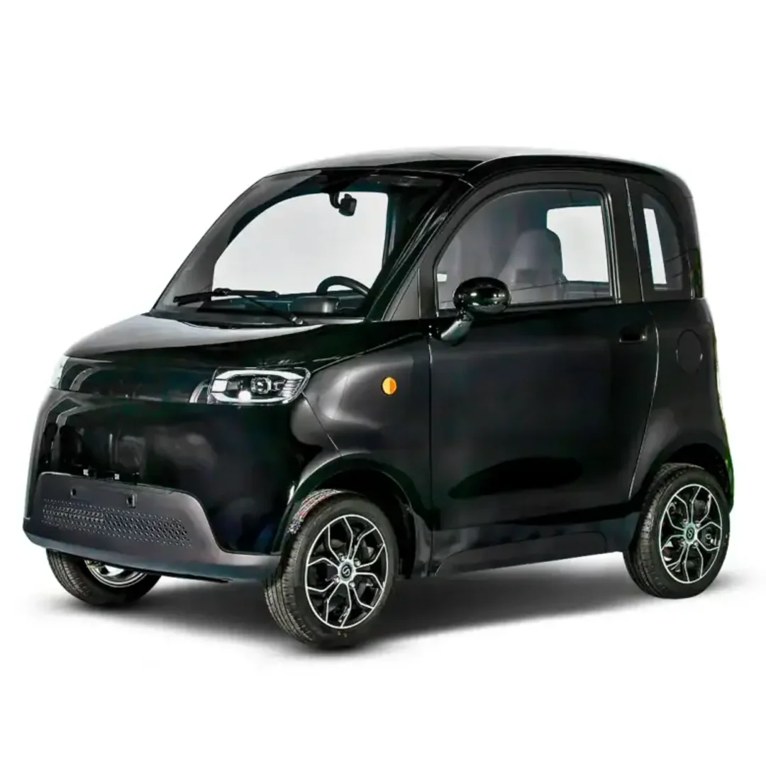 Location Simplici S1 – voiture sans permis électrique en Île-de-France – Simplici S1 noir brillant, vue de trois quarts avant
